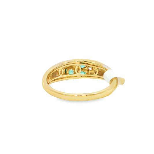 14K Satin Scattered Flush-Set Emerald Fashion Ring