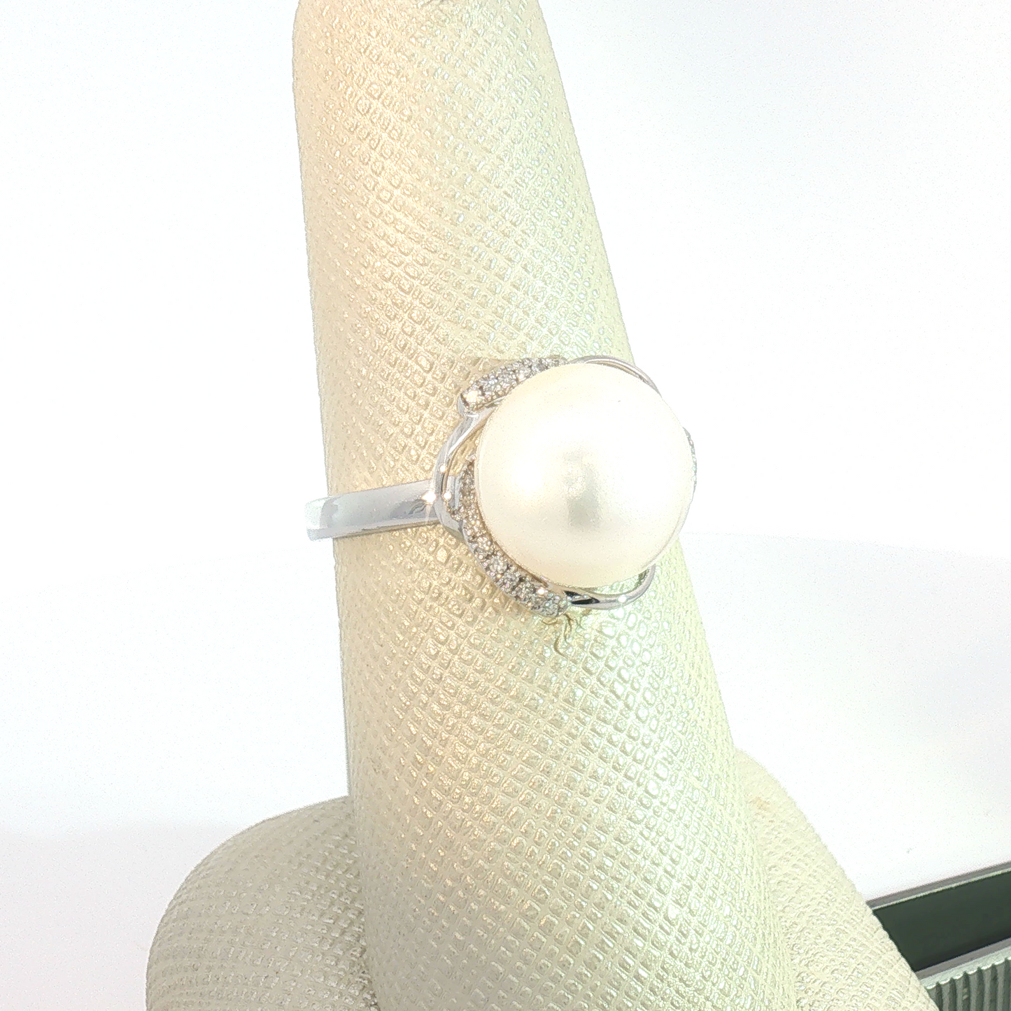 14 Karat White Pearl Swirl Ring